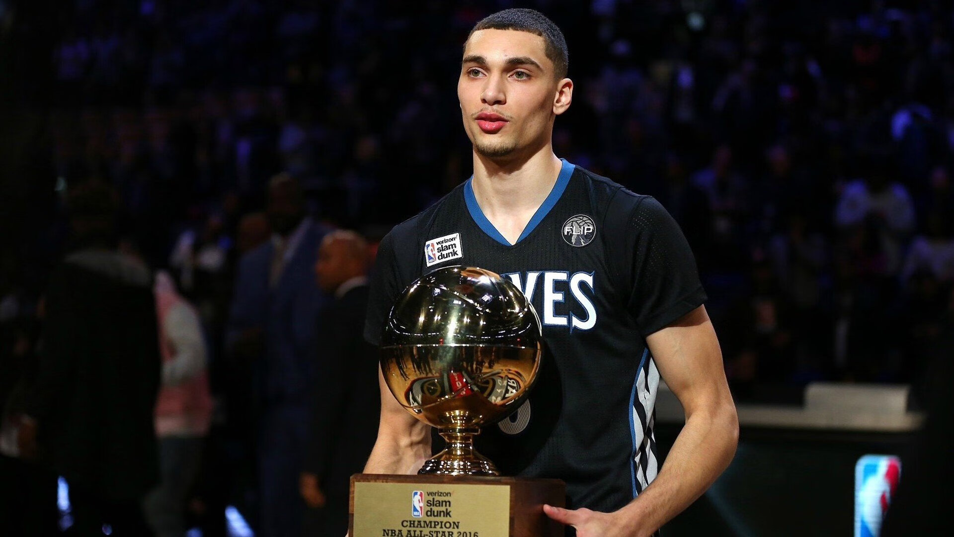 中国短道速滑青少年联赛哈尔滨站 女子U18个人全能冠军三金在手笑傲冰场